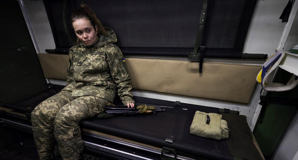 Una reservista ucraniana espera en una ambulancia en Donetsk, la región separatista prorrusa que vive bajo fuego desde el 2014.  EFE/EPA/STAS KOZLYUK