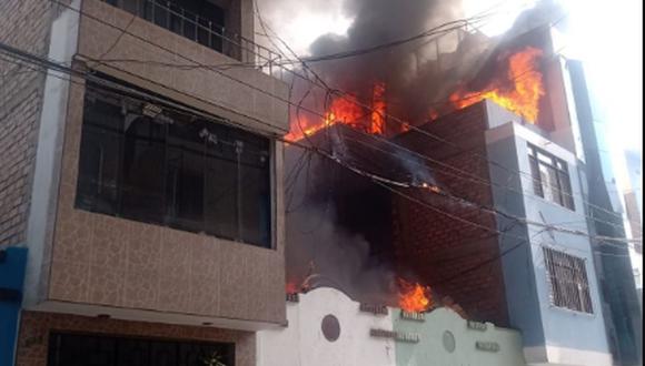El incendio se registra en un inmueble ubicado en el pasaje Marcos Nicolini, en el distrito de Breña | Foto: @COENPeru