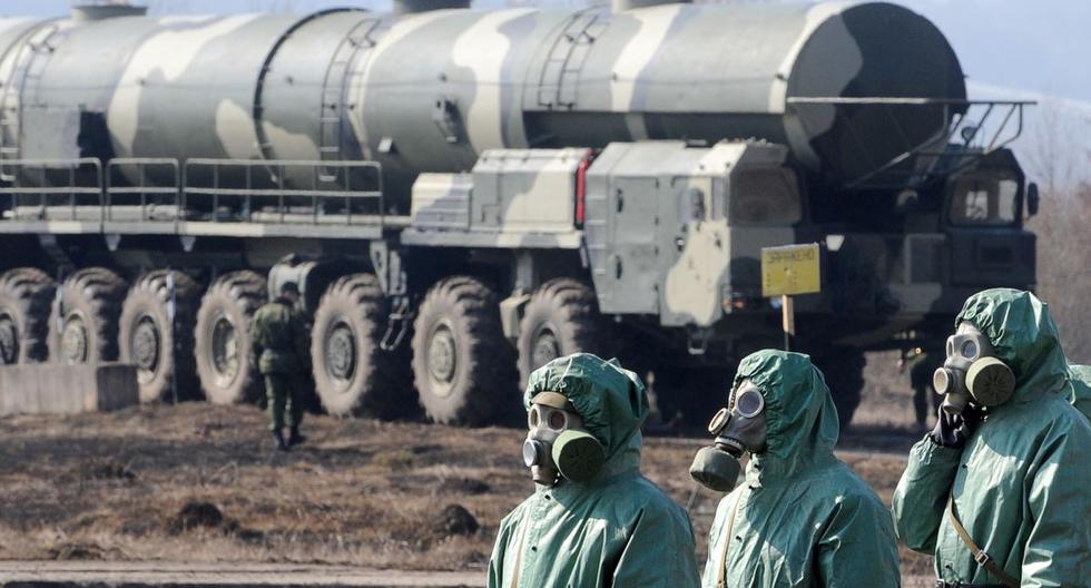 Soldados rusos visten trajes de protección química cerca del misil balístico intercontinental Topol durante una sesión de entrenamiento el 6 de abril de 2010. (AFP FOTO / NATALIA KOLESNIKOVA).