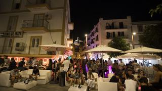 “El impacto ha sido terrible”: Ibiza, entre la angustia económica y el disfrute de una calma inédita | FOTOS