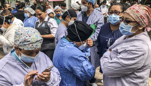Personal de salud que atendían a pacientes con COVID-19 son evacuados por terremoto de 7.1 en Ciudad de México. (Foto: AFP)