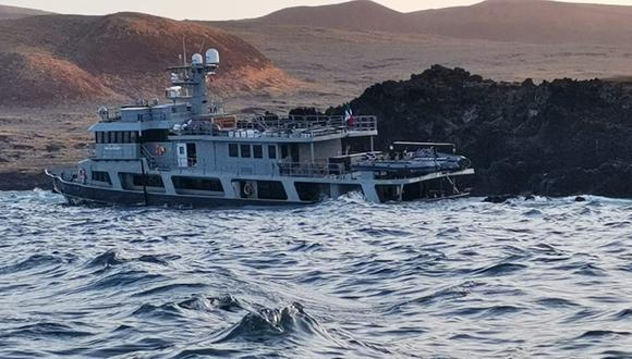 Elementos de la Armada mexicana rescataron a 25 personas que viajaban en el buque "SOCORRO VORTEX" luego de que este encallara en una isla del Pacífico.