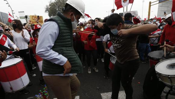 Manifestantes se congregaron en las inmediaciones de la sede de la ONPE en el Cercado de Lima | Foto: Jorge Cerdan / @photo.gec