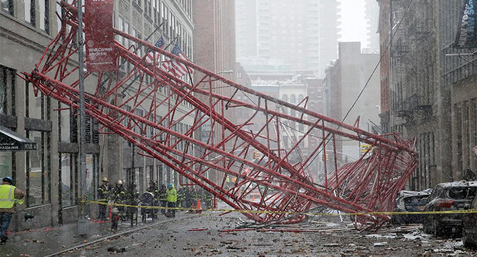 Así quedó la grúa tras caer sobre una calle en Nueva York. (Foto: EFE)