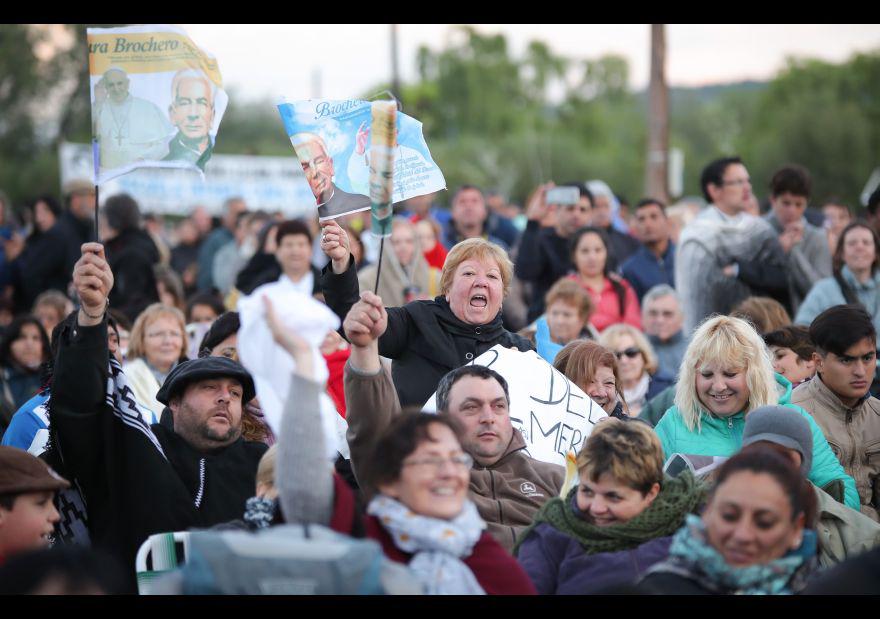 Miles celebran canonización del primer santo argentino - 2