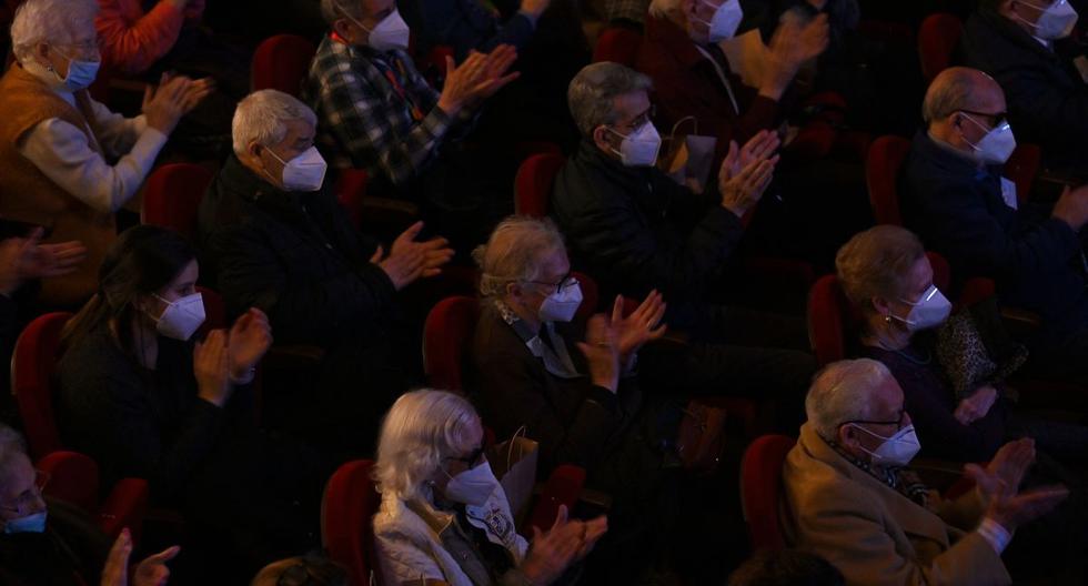 Vaccinated and allowed to have fun, nursing home residents go to the theater in Spain on their first outing in a year