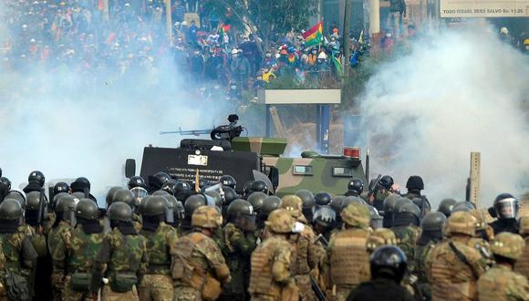 Policías y militares reprimen una protesta de leales a Evo Morales en Sacaba, Cochabamba. El hecho dejó 9 civiles muertos. (AFP).
