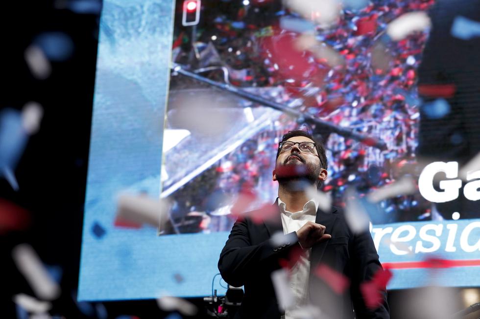 El candidato de izquierda ganó la presidencia de Chile con el 55,86% de los votos, superando en once puntos a su contrincante José Antonio Kast. Actualmente, tiene 35 años así que, cuando asuma el cargo en marzo del 2022, habrá llegado a los 36. AP