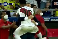 El emotivo abrazo de Cueva con Gareca tras el gol de Flores a Colombia | VIDEO