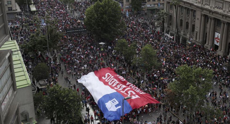 El medio indicó que los manifestantes se habrían separado de la marcha que siguió su camino hacia Viña del Mar. Ante los disturbios, los policías encadenaron los accesos al Congreso para evitar un posible intento de ingreso de los protestantes. (Foto: AP).