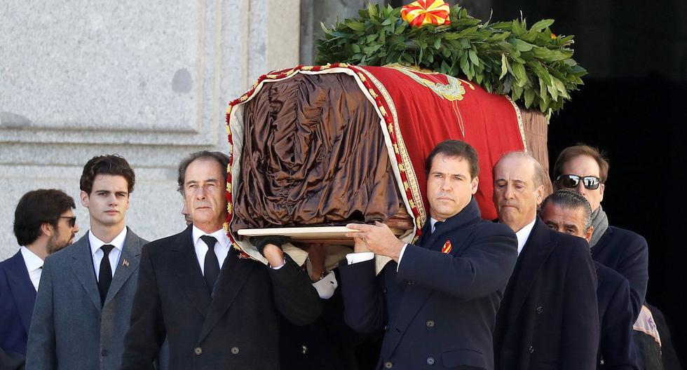 Los miembros de la familia José Cristóbal y el príncipe Luis Alfonso de Borbón, duque de Anjou, llevan el ataúd del dictador español Francisco Franco fuera de la basílica del mausoleo del Valle de los Caídos en San Lorenzo del Escorial. (AFP)