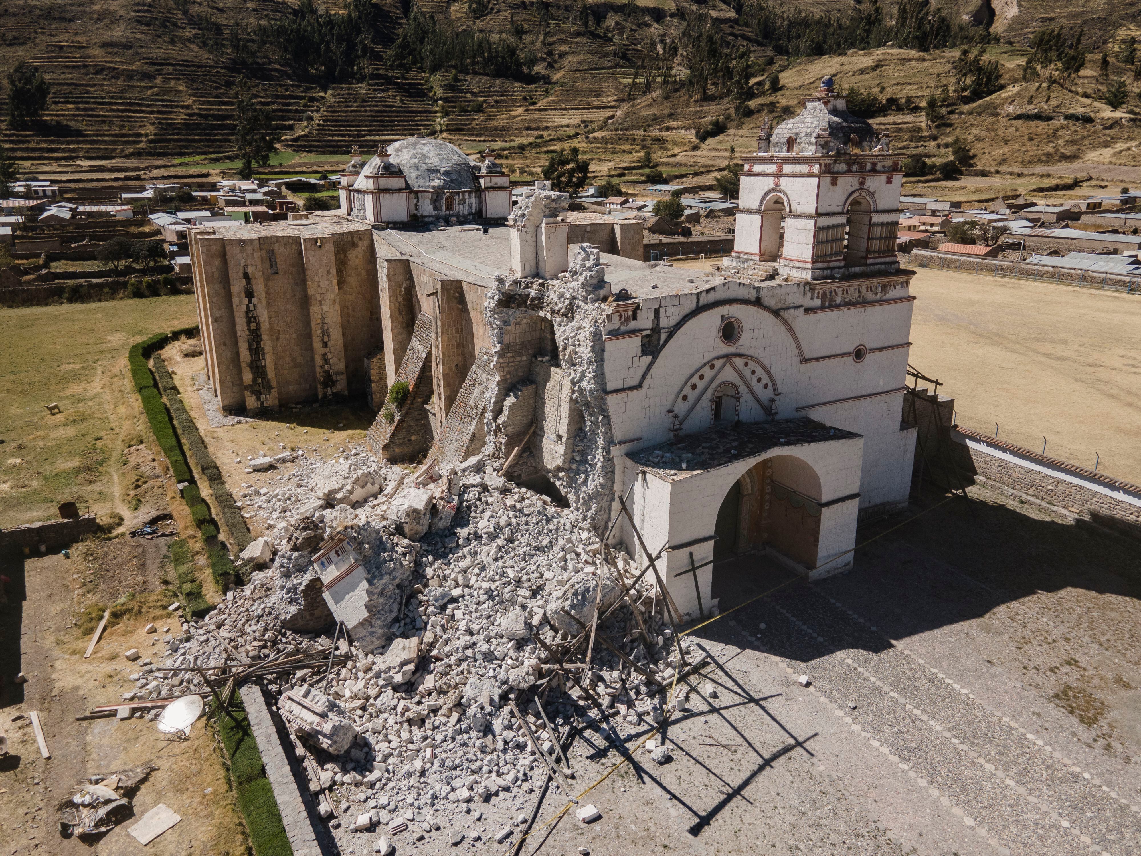 El Templo de la Purísima Concepción de Lari, es uno de los más hermosos del Valle del Colca. Fue construido a mediados del siglo XVIII.