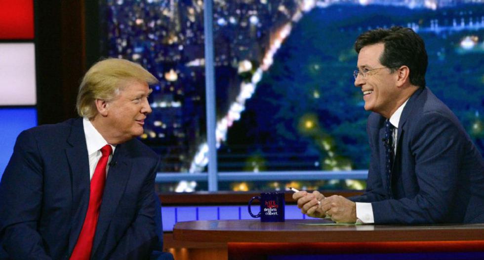 Luego de que el presentador de televisión Stephen Colbert emitiera usa serie de críticas contra el presidente de USA, Donald Trump, este será investigado. (Foto: YouTube)