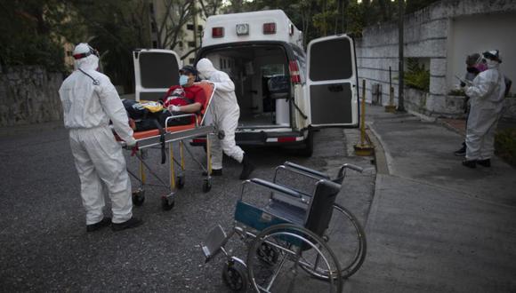 Los paramédicos voluntarios de Angels of the Road transfieren a una persona sospechosa de tener COVID-19 a su única ambulancia, en Caracas, Venezuela. (Foto: AP / Ariana Cubillos).
