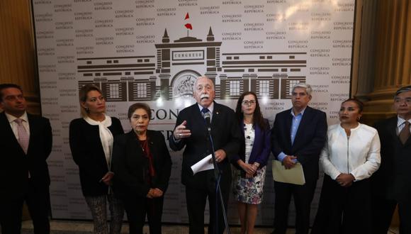 El vocero de Fuerza Popular, Carlos Tubino, exhortó a la ciudadanía a mantenerse alerta ante actitud del Ejecutivo. (Foto: Alessandro Currarino / GEC)