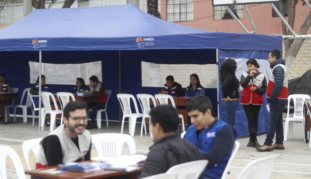 Los representantes de la Sunedu brindan esta mañana información a padres de familia y estudiantes de la Universidad Inca Garcilaso de la Vega (UIGV) ante la denegación de la licencia de ese centro de estudios.(GEC)