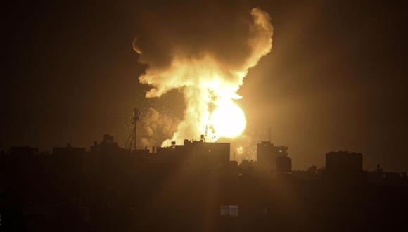 Una explosión causada por ataques aéreos israelíes se ve en la ciudad de Khan Younis, en el sur de la Franja de Gaza. (Foto: AP / Yousef Masoud)