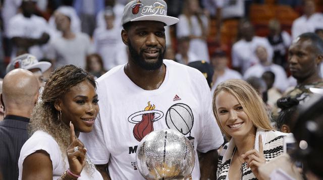 Serena y Caroline Wozniacki celebran al lado del Miami Heat  - 1