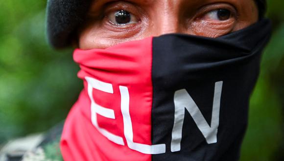 Un miembro del frente Ernesto Che Guevara, perteneciente a la guerrilla del Ejército de Liberación Nacional (ELN), posa en la selva chocoana, Colombia, el 26 de mayo de 2019. (RAUL ARBOLEDA / AFP).