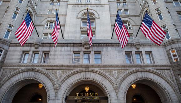 En esta foto de archivo tomada el 26 de octubre de 2016, el Trump International Hotel antes de su gran inauguración en Washington, DC. (ZACH GIBSON / AFP).