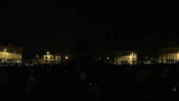Cuando se desarrollaba la marcha contra el indulto a Alberto Fujimori, se apagaron las luces de la Plaza Dos de Mayo. (Foto: @luisramosdelc)