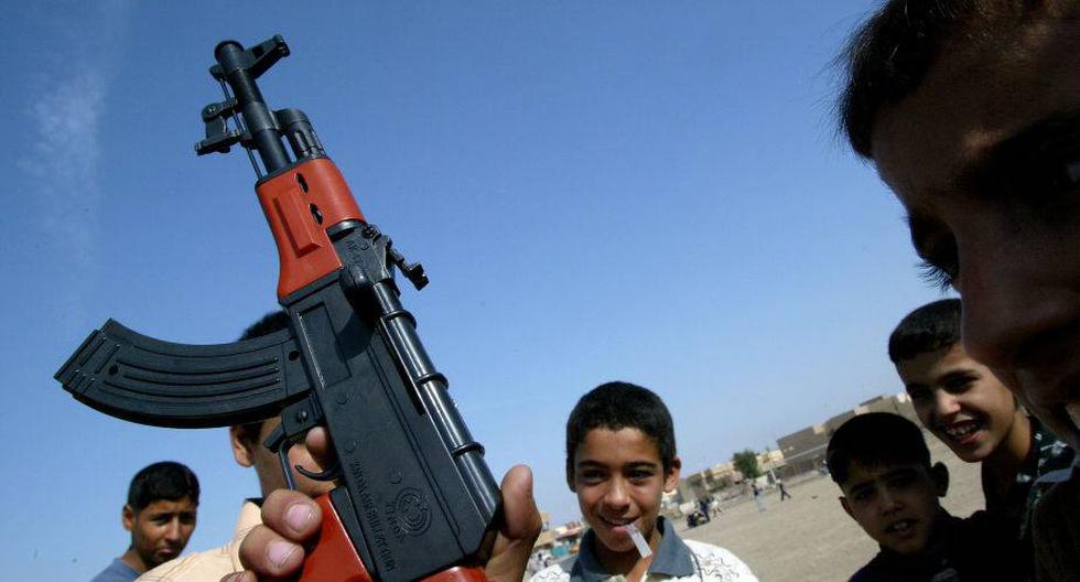 Un niño iraquí con un AK-47 de plástico. (Foto: Getty Images)