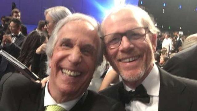 Henry Winkler y Ron Howard compañeros de elenco del exitoso programa "Happy Days", se encontraron en los Premios Emmy 2018. (Foto: Twitter)