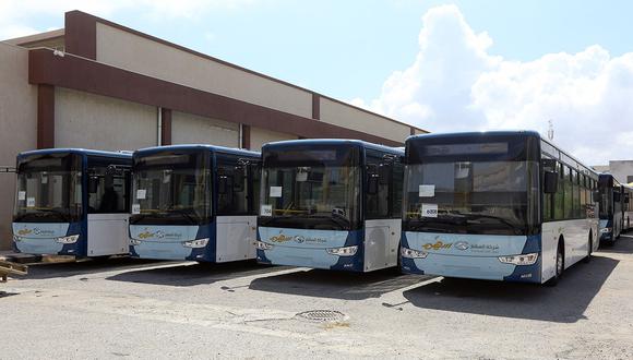 Estacionados en un hangar en el centro de Trípoli, unos 35 autobuses esperan el lanzamiento de un nuevo esquema de transporte público urbano. (Foto: AFP)