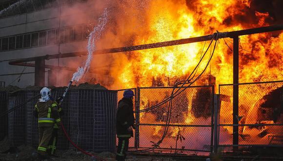 Los servicios de emergencia de Ucrania responden a un incendio después de un bombardeo rusi en Kiev, el 18 de octubre de 2022. (EFE).