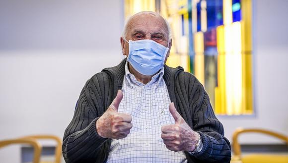 Jos Hermans, de 96 años, fue la primera persona de Bélgica que recibió la vacuna contra el coronavirus de Pfizer-BioNTech. (Foto de Dirk WAEM / POOL / AFP).