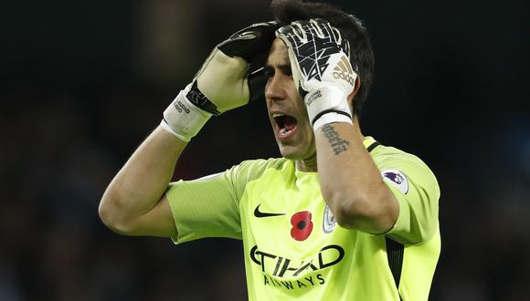 Pep Guardiola, director técnico del Manchester City, llenó de elogios a Claudio Bravo. Aseguró que "nunca dudó de sus capacidades". Aunque eso no impidió que fichara a otro guardameta. (Foto: AFP)