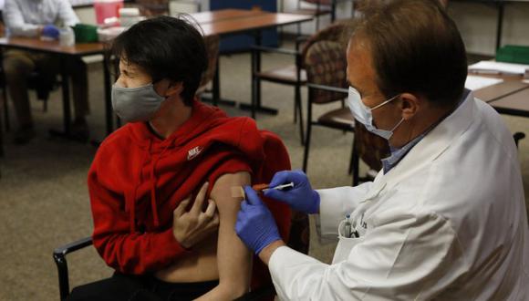 Un adolescente recibe la vacuna Pfizer-BioNTech Covid-19. (Foto referencial: Archivo/  JEFF KOWALSKY / AFP).