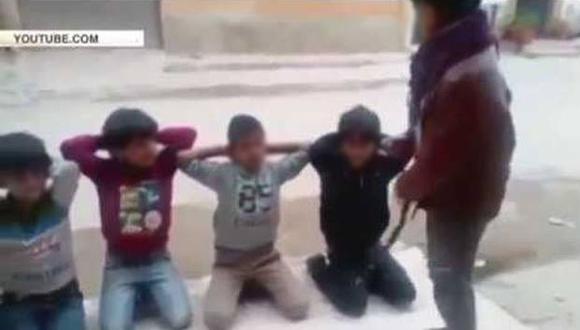 Como si se tratara de "policías y ladrones", estos niños juegan 
a la ejecución colectiva. El video fue grabado en Bengasi, Libia. (Captura de YouTube)
