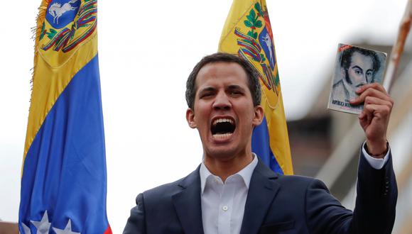 En una masiva manifestación en Caracas, Juan Guaidó, presidente de la Asamblea Nacional, juró hoy como sucesor temporal de Nicolás Maduro en la presidencia de Venezuela (Foto: Reuters)