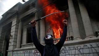 Hartos de tanto “abuso”, los guatemaltecos queman la sede del Congreso | FOTOS