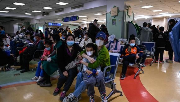 Los niños y sus padres esperan en un área ambulatoria de un hospital infantil en Beijing, China, el 23 de noviembre de 2023. (Foto de Jade Gao / AFP).