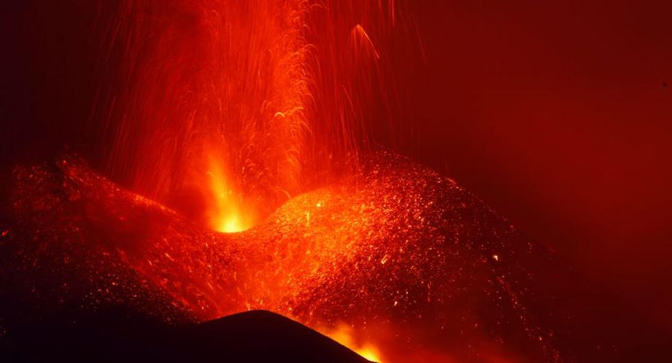 El volcán Cumbre Vieja visto desde el mirador de Tajuya continúa expulsando lava, en la isla canaria de La Palma, España. (Foto: REUTERS / Borja Suarez).