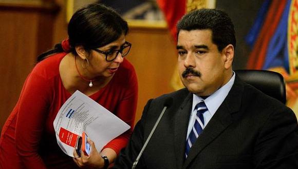 La ex canciller de Venezuela Delcy Rodríguez junto al presidente Nicolás Maduro. (AFP).