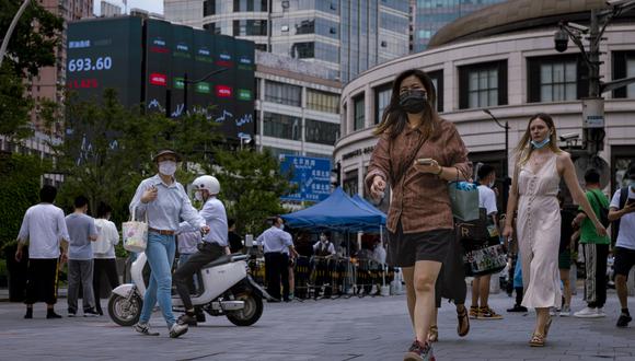 Personas caminan en las calles de Shanghái, China. EFE