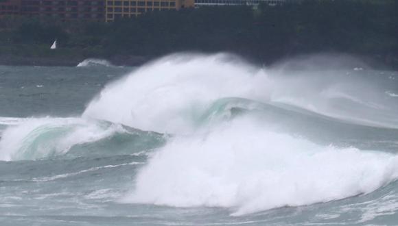 Fuertes olas rompen en la costa de Seogwipo en la isla de Jeju, Corea del Sur. (Foto:  EFE)