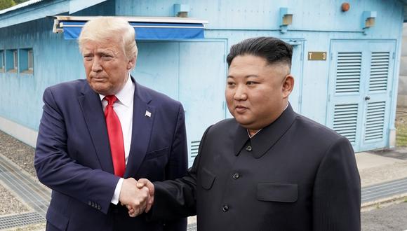 Donald Trump y Kim Jong-un se dan la mano en la Frontera Desmilitarizada (DMZ) entre Corea del Norte y Corea del Sur. (Reuters).