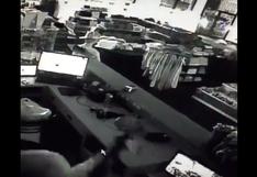 YouTube: hombre defiende su tienda de ladrones con fusil en EEUU | VIDEO