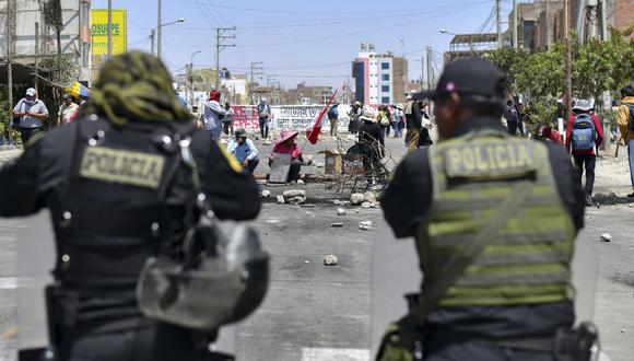 Policías y manifestantes se enfrentaron en violenta jornada de protestas en Puno, que dejó al menos 18 muertos el último lunes 9 de enero. (Foto: Diego Ramos / AFP)