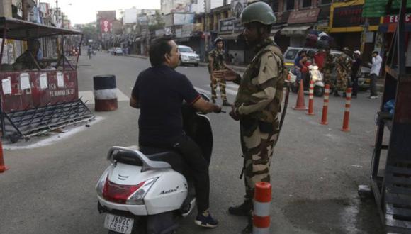 Un soldado indio detiene en un control a un hombre en la región de Cachemira.  FOTO: AP