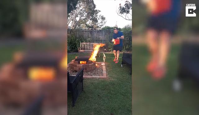Trató de encender la barbacoa y terminó incendiando el jardín de su mamá. (Caters Clips / YouTube)