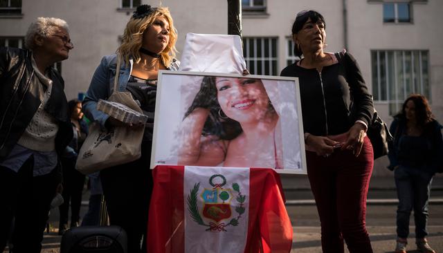 Compañeras de trabajo de la transexual peruana Vanesa Campos se congregan en París para exigir justicia por su asesinato. (AFP).