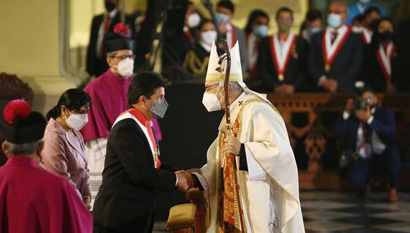 Pedro Castillo y el monseñor Carlos Castillo se saludan durante la misa y Te Deum por Fiestas Patrias | Foto: Presidencia Perú