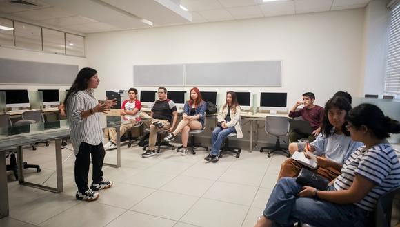 La periodista Mayté Ciriaco, del equipo de ECData de El Comercio,fue una de las expositoras durante la jornada con alumnos de la UPC. Foto. Britanie Arroyo.