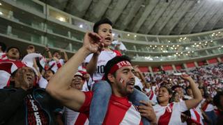 Perú vs. Ecuador: grupo de hinchas se quedó alentando a pesar de la caída y abandono de aficionados | VIDEO
