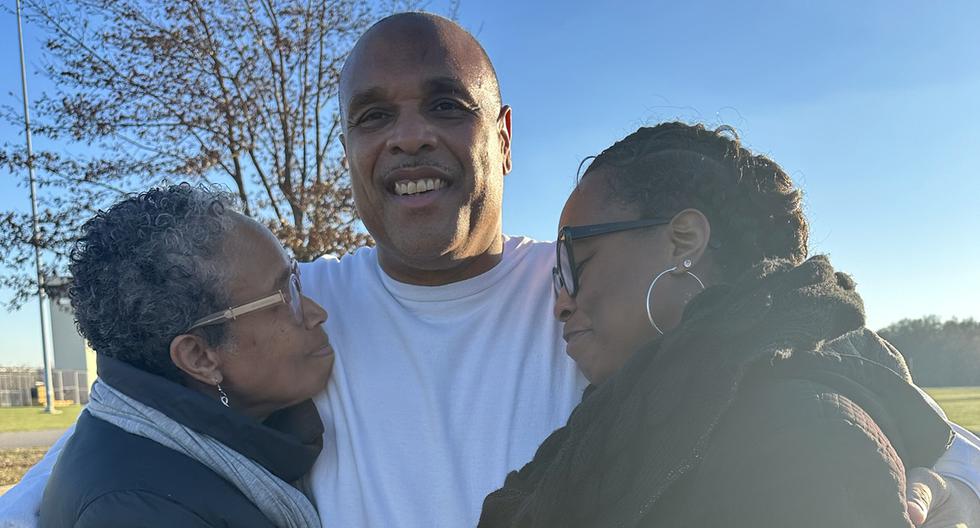 Brian Beals, quien fue exonerado de un cargo de asesinato y liberado de una prisión de Illinois después de 35 años, abraza a su hermana Pattilyn Beals y a su sobrina Tamiko Beals, afuera de la Institución Correccional Robinson.
